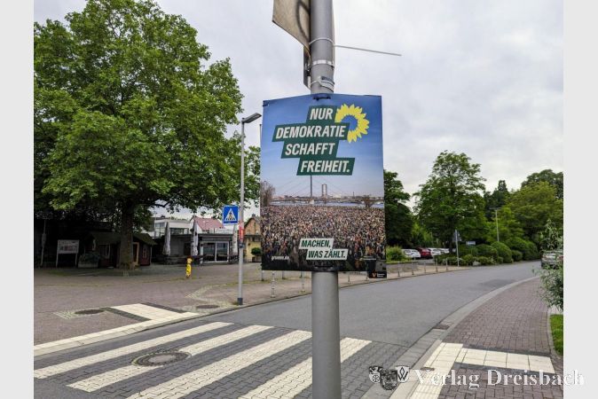 Plakat der Grünen zur Europawahl am Krifteler Bahnhof. Grundsätzlich würde die Krifteler Fraktion eine Reduzierung der Wahlplakatierung in der Gemeinde begrüßen. Der entsprechende Antrag wurde jedoch von der Gemeindevertretung mehrheitlich abgelehnt.
