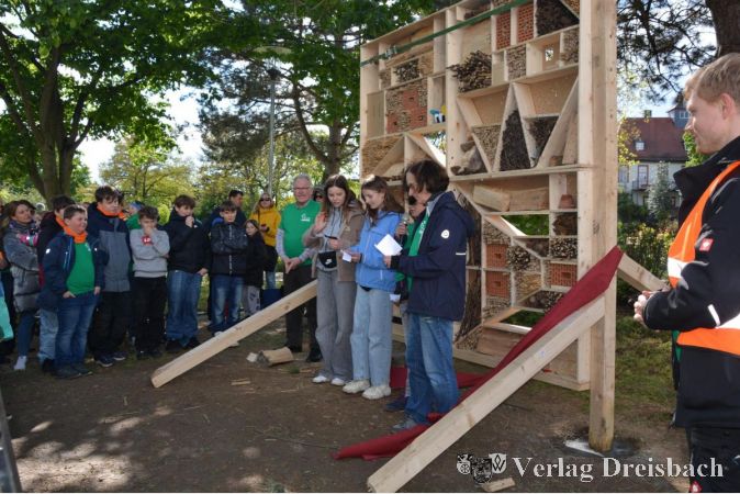 Gemeinschaft feiert bei Abschlussveranstaltung das Ergebnis der 72-Stunden-Aktion im Flörsheimer Stadtgarten.