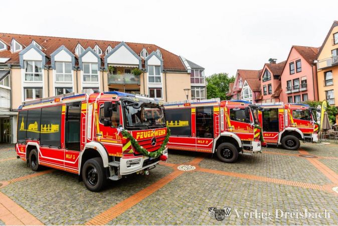 Die drei neuen Hilfeleistungslöschfahrzeuge "HLF 20" auf dem Marktplatz in Hattersheim.