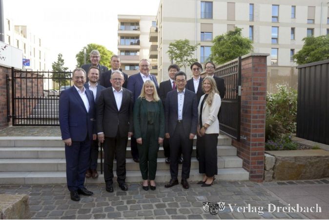 Gruppenfoto mit den Vertreterinnen und Vertretern der Stadtverwaltung, der Hattersheimer Unternehmen und des japanischen Generalkonsulats.