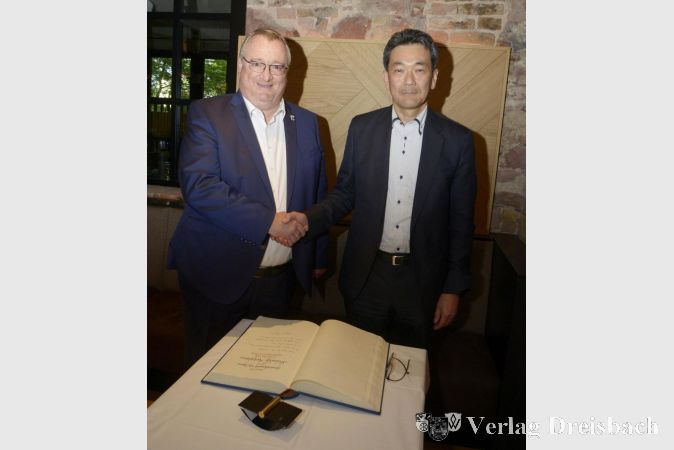 Bürgermeister Klaus Schindling und Generalkonsul Shinichi Asazuma beim Eintrag in das Goldene Buch der Stadt Hattersheim.