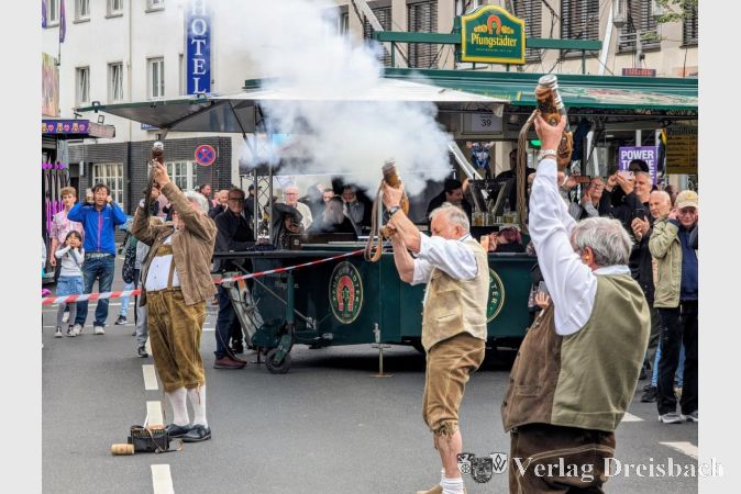 Die Böllerschützen machten mit lautem Knall auf den Festbeginn aufmerksam.