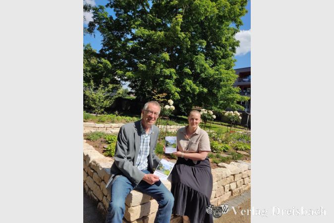 Der Erste Beigeordnete Franz Jirasek mit Sonja Sauer vom Friedhofsamt vor dem neu angelegten gärtnerbetreuten Grabfeld.