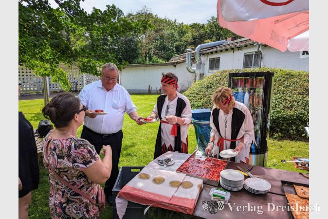 Bürgermeister Klaus Schindling servierte die Tortenstücke, die Silke Schwenn (rechts) vom Blech auf Teller beförderte. Sie und ihr Team waren passend zum Kinderprogramm "Piratenparty" verkleidet.