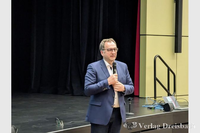 Günter Eggers, Director Public bei NTT Global Data Centers, präsentierte die drei Vorschläge zur Fassadengestaltung des neuen Rechenzentrums.