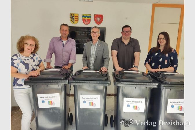 Zufrieden mit dem ordnungsgemäßen Ablauf der Wahl in Kriftel (v. li.): das Team Wahlen mit Jutta Kuchenbrod, Volker Kaufmann, Wahlleiter Franz Jirasek, dem stellvertretenden Wahlleiter Sven Sander und Alicia Seeharsch.