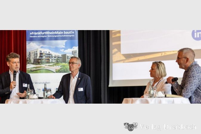 Der Erste Beigeordnete Franz Jirasek (2.v.l.) beim Kongress FrankfurtRheinMain baut.