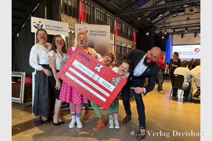 Übergabe der Spendensumme. V.l.n.r. Angela Böhmer (2. Vorsitzende KKK), Denise Hentschel (Schatzmeisterin KKK), Dr. Raclette, Dr. Löwenzahn, Dr. Pille-Palle (drei Wiesbadener Clown Doktoren) und Daniel Weiß (1. Vorsitzender KKK).