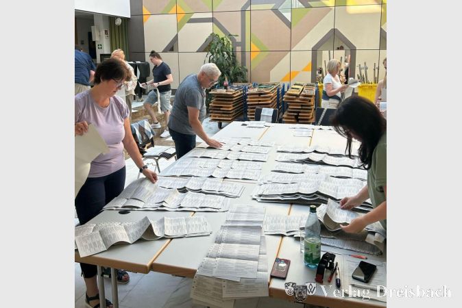 Ehrenamtliche Helferinnen und Helfer bei der Auszählung der Stimmzettel am Sonntagabend.