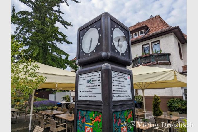Das Uhrenhäuschen auf dem Lindenplatz verfügt jetzt über eine aktualisierte Beschriftung.