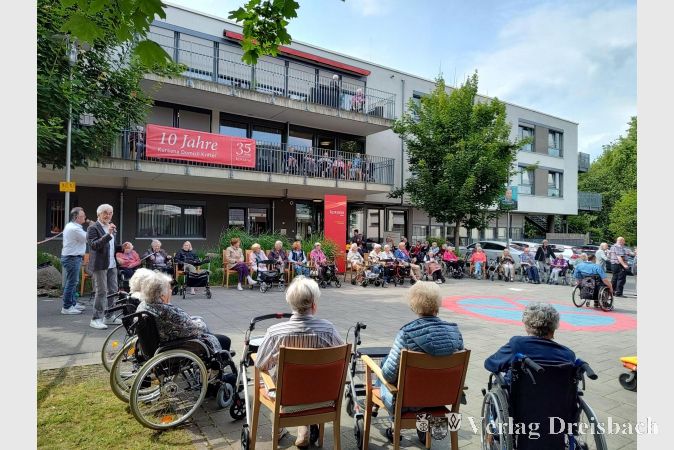 Die Straßenkonzerte vor dem Kursana Domizil sind bei den Senioren beliebt. Hier sitzen alle in der ersten Reihe, auch auf den Balkonen.