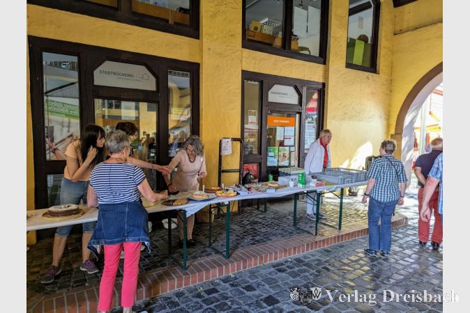 Nachmittags um 16 Uhr ging es los, und passend zur Uhrzeit war die Kuchentheke ein beliebter Anziehungspunkt für hungrige Besucherinnen und Besucher.