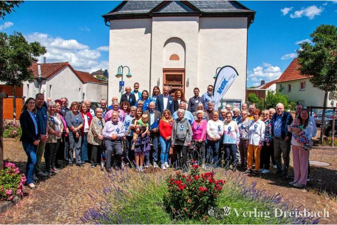 Gruppenbild der Feiergesellschaft zum 75. Jubiläum des VdK Hattersheim vor der evangelischen Kirche in Okriftel.