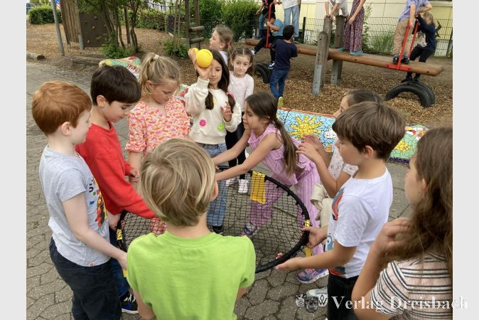 Vom Erfolg der Klasse 2b beim "Spikeball-Spiel" profitierte die ganze Schule: Als Sonderpreis gab es einen von der DiSE geleiteten Wasserprojekt-Tag.