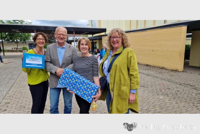 V.l.n.r.: Schulleiterin Frau Schellhaas, Sportkreisvorsitzender Herr Böhl, Frau Kettner (Klassenlehrerin 2b), Frau Zimmermann (Sportkreis Main-Taunus).