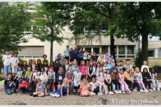 Gruppenfoto der erfolgreichen Schülerinnen und Schüler.