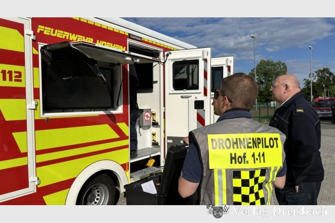 Ein Drohnenpilot der Feuerwehr Hofheim und der stv. Kreisbrandmeister Thomas Rieger verfolgen das Drohnenbild auf einem Bildschirm am Einsatzleitwagen der Feuerwehr Hofheim.