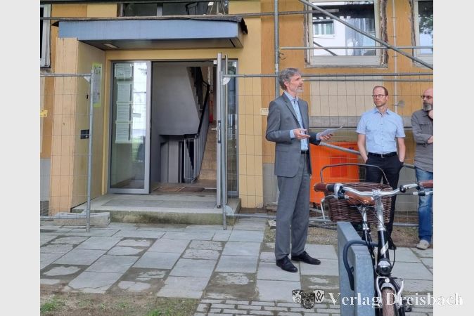 Hawobau-Geschäftsführer vor dem Mehrfamilienhaus in der Teplitzer Straße 15.