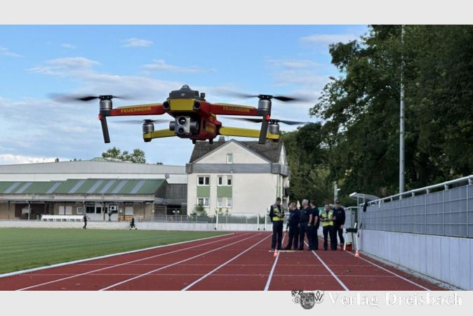 Die Drohne der Feuerwehr Hattersheim bei der Stationsübung auf dem Hattersheimer Sportplatz.