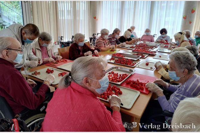 Viele fleißige Helferinnen und Helfern bearbeiteten rund 25 Kilogramm Erdbeeren und haben am Ende die leckere Torte sowie Erdbeershakes und Bowle genossen.