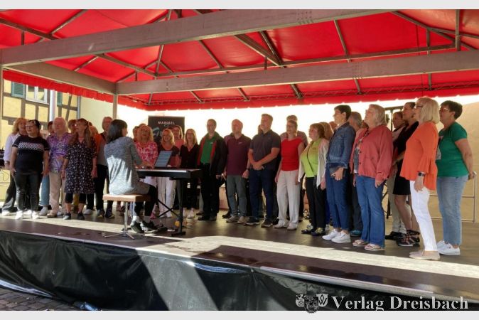 Auftritt der Chorgemeinschaft Hattersheim beim diesjährigen Sommerfest. Am Klavier die Dirigentin Hanna Serr.