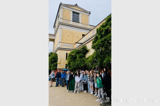 Gruppenfoto vor dem Pompejanum in Aschaffenburg.