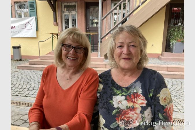 Die Erste Vorsitzende Christine Jaspert (links) und Dr. Irmela Harz, zuständig für Pressearbeit und Internetauftritt, freuten sich, über die Chorgemeinschaft berichten zu können.