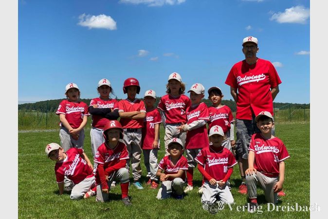 Team 1 der T-Baller mit Trainer Thomas Zumloh.