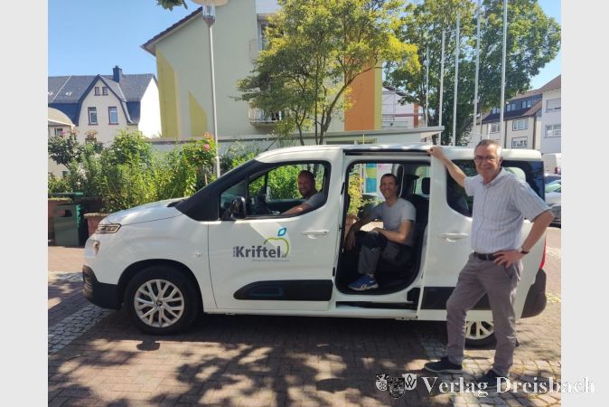 Allzeit gute Fahrt wünschte jetzt der Erste Beigeordnete Franz Jirasek (re.) den Hausmeistern David Wenzel (am Steuer) und René Engel (Mitte).