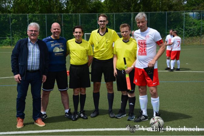 Bürgermeister Bernd Blisch eröffnet das Spiel symbolisch mit einem Anstoß.