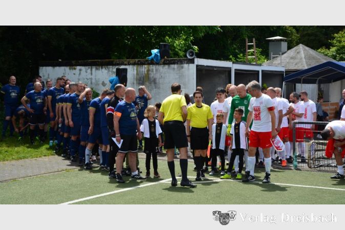 Die jungen Fußballer der DJK-Jugendabteilung begleiten die Spieler auf das Feld und schaffen eine festliche Atmosphäre.