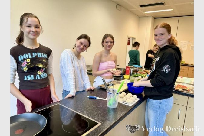 Davina, Alicia, Luisa und Nelly beim der Zubereitung der „Globi“.