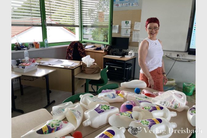 Elisabeth Oste regte im Projekt „Selbstgemachte Spielgeräte“ ihre Gruppe zu allerhand Ideen an. Aus aufgetrennten Waschmittelflaschen entstanden tolle Fanggeräte für Bälle.