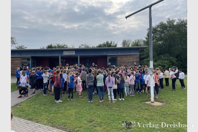 Der Andrang zum Fußballturnier war groß, insgesamt zehn Klassen der Lindenschule kämpften auf dem Platz um die beiden Pokale.