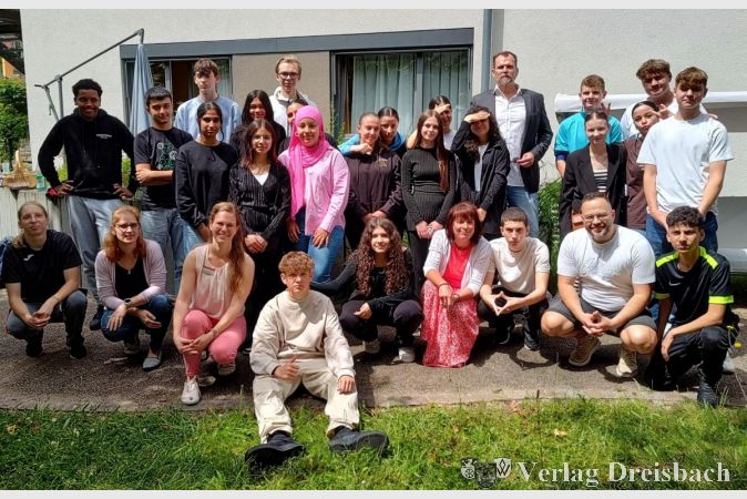 Zum Abschluss gab es ein Gruppenbild der Klassen 8Ha und 8Hb mit Lehrern und dem Team des Kursana Domizils, das sich gemeinsam mit den Senioren auf die Begegnungen im nächsten Schuljahr freut.