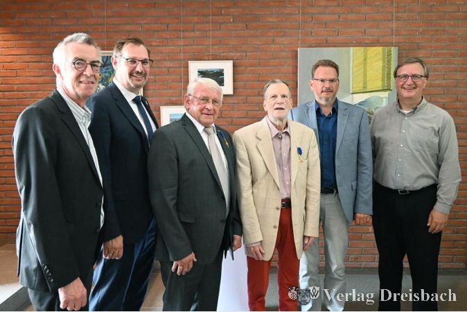 V.l.n.r.: Erster Beigeordneter Franz Jirasek, Bürgermeister Christian Seitz, Edelbert Hoss, Ferdinand Dillmann, der Vorsitzende der Gemeindevertretung Alexander Feist und Dr. Daniel Fries (CDU).