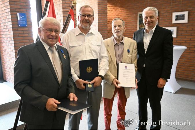 V.l.n.r.: Die Geehrten Edelbert Hoss, der ebenfalls an diesem Tag ausgezeichnete Peter Treml aus Hattersheim und Ferdinand Dillmann mit Landrat Michael Cyriax..