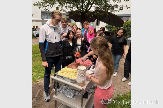 Die Schülerinnen und Schüler vor der "Eisbar".