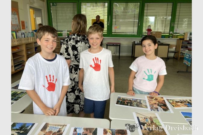 Die „Helfenden Hände“ waren schon von weitem an ihren T-Shirts zu erkennen. Stolz präsentieren Gabriel, Mattis und Elisar (v.l.n.r) ihr Projekt.