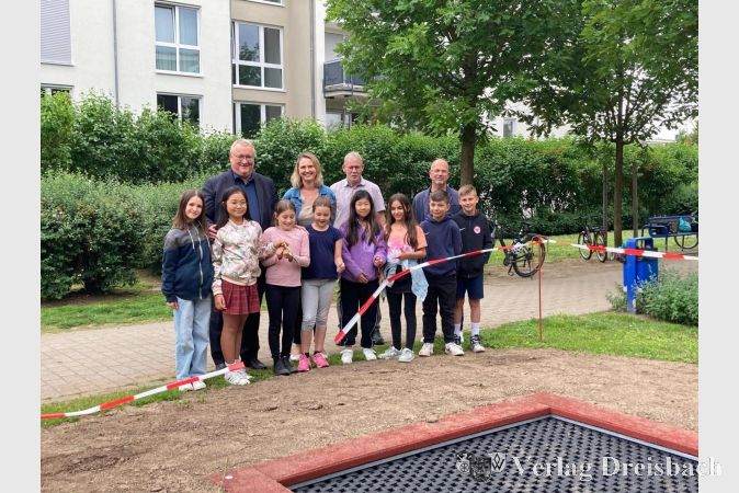 Einweihung des neuen Bodentrampolins durch das KiPa der Robinsonschule.