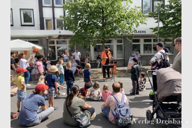 Zauberkünstler Kalibo zog kleine und große Zuschauer in seinen Bann.