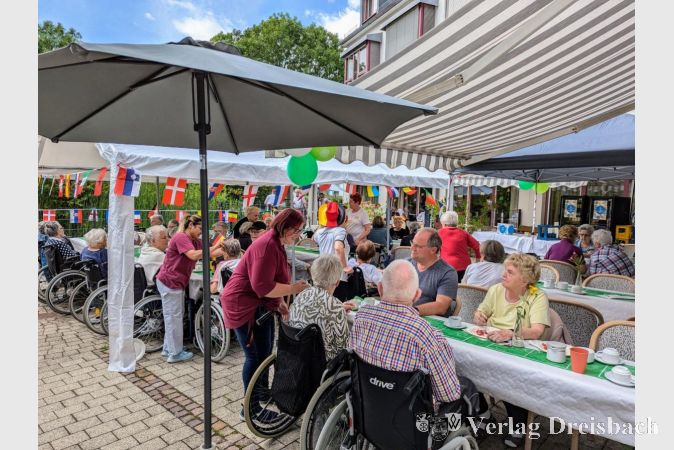Wunderschönes Sommerwetter, schattige Plätzchen, jede Menge nette Leute und leckerer Erdbeerkuchen - was braucht man mehr für ein gelungenes Sommerfest?