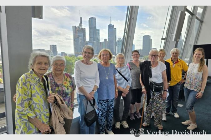 Die Senioren aus dem Kursana Domizil waren beeindruckt von dem spektakulären Blick über Frankfurt.