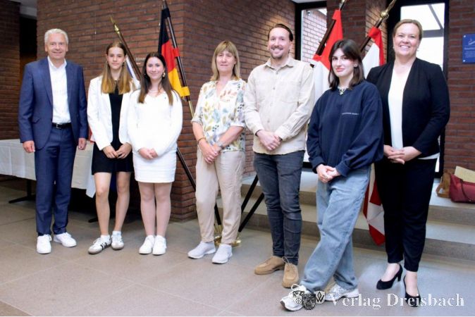 V. l. n. r.: Landrat Michael Cyriax, Eva Strenkert, Carolina Schmitt, Annette Weiffenbach, Marcel Walter, Anna Spitzenberg und Polizeidirektorin Carina Lerch.