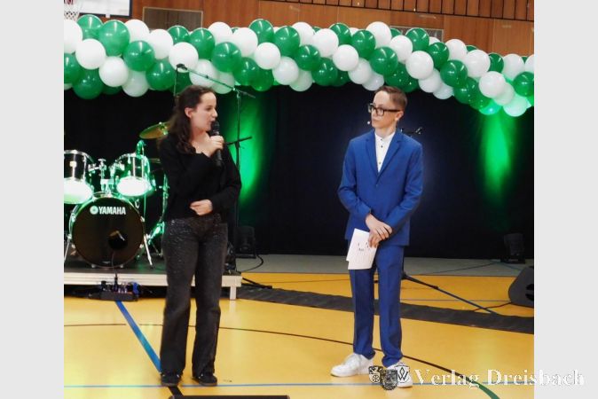 Gesangstalent Miray Hank und Ansager Levi Fröhlich.