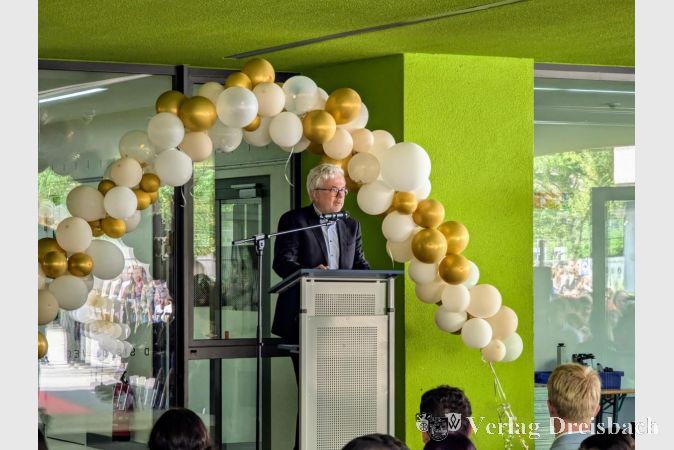Auch Schulleiter Dr. Dietrich Heither gratulierte den erfolgreichen Absolventinnen und Absolventen.