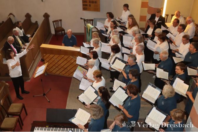Die Flörsheimer Kantorei (vorne) trat nach ihrem Solopart zusammen mit dem Jubiläumschor auf.