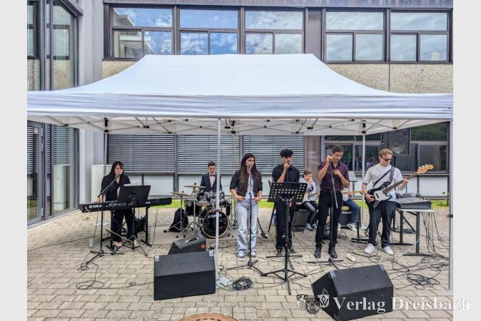 Die Schülerband der Heinrich-Böll-Schule begleitete die akademische Feier.