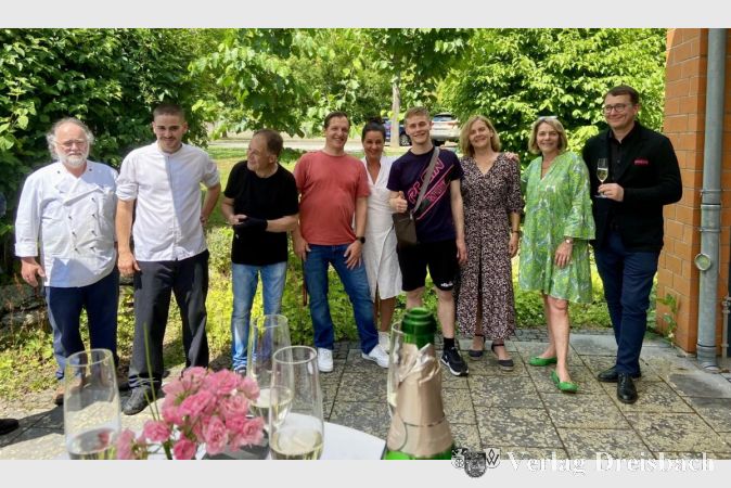 Prüflinge, Prüferinnen und Prüfer Hotelfach und Koch.