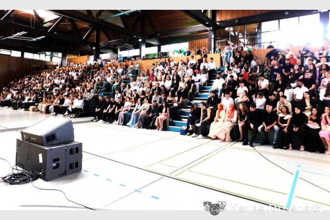 Volle Weingartenhalle zur Abschlussfeier.